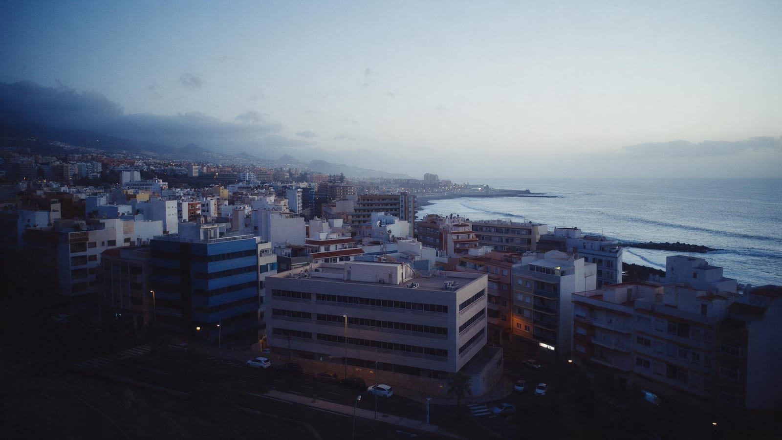 Ciudad costera de Gran Canaria al amanecer